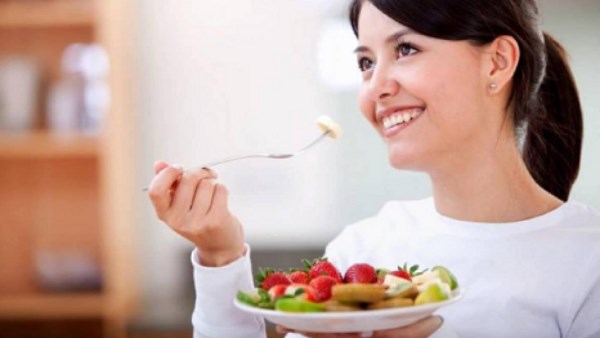 خبراء تغذية يكشفون عن فاكهة صباحية تعزز المزاج وتنعش الدماغ سريعًا