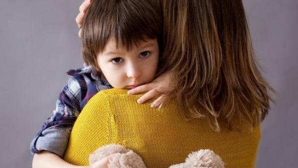 يوم العناق| 5 فوائد للاحتضان اليومي بين الأم وطفلها.. اعرفي ابنك محتاج كام حضن يوميًا؟