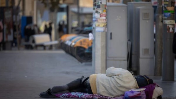 إسرائيلي بلا مأوى في القدس المحتلة