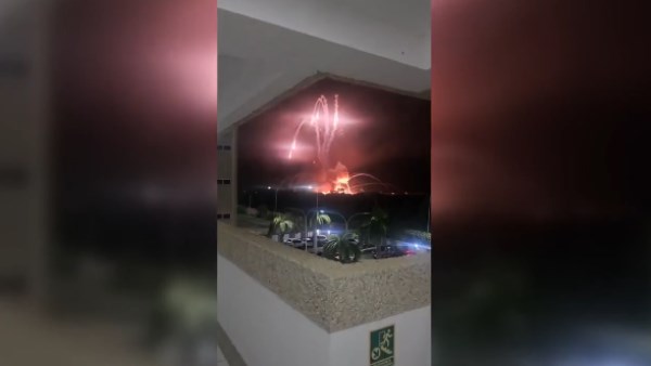 الهجوم الأمريكي ضد فنزويلا.. حريق في مطار هيجيروتي الهجوم الأمريكي ضد فنزويلا.. حريق في مطار هيجيروتي