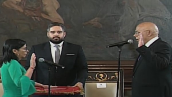 أمام شقيقها.. ديلسي رودريجيز تؤدي اليمين الدستورية رئيسةً مؤقتةً لفنزويلا أمام شقيقها.. ديلسي رودريجيز تؤدي اليمين الدستورية رئيسةً مؤقتةً لفنزويلا