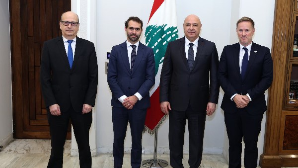 جانب من التوقيع