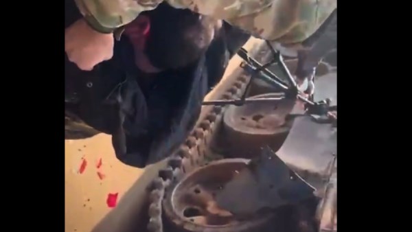 دبابة تصطدم مراسل تلفزيون سوريا