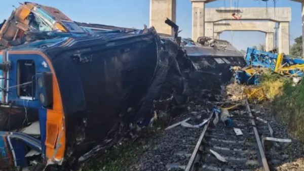 انهيار رافعة على قطار في تايلاند