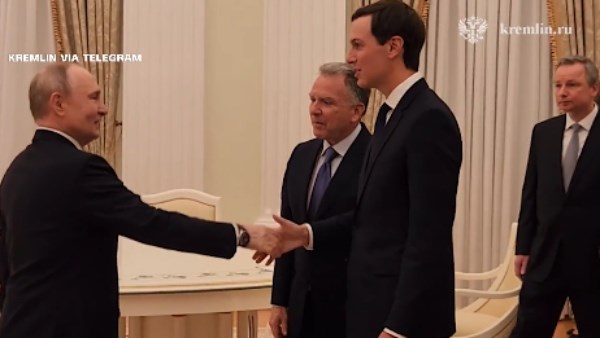 الوفد الأمريكي يلتقي بوتين في الكرملين