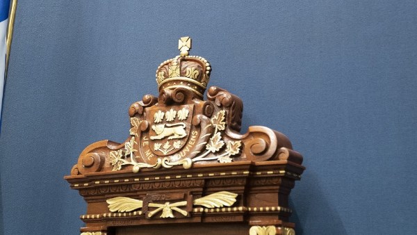 حكومة كيبيك الكندية تزيل التاج البريطاني من شعار المقاطعة