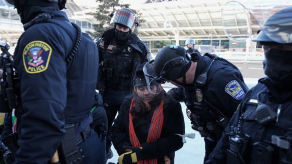 اعتقال 100 رجل دين في مطار مينيابوليس