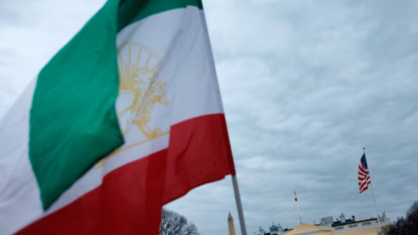 ترحيل عشرات المهاجرين الإيرانيين