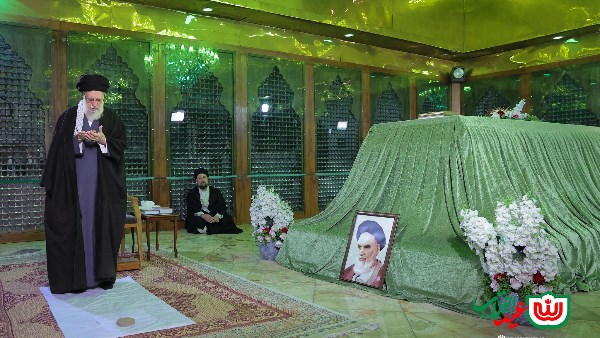 المرشد الإيراني في قبر الخميني 