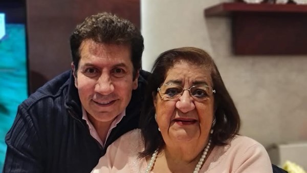 هانى رمزى ووالدته 