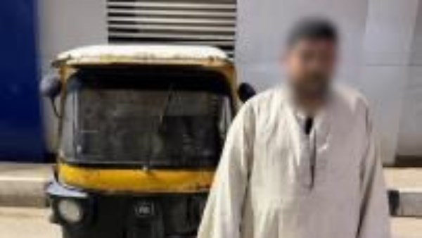 خلاف على الأجرة.. قائد توك توك يتعدى على شخص بعصا خشبية بأسيوط