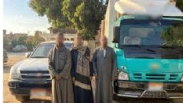 الداخلية تكشف حقيقة توزيع مرشح مواد غذائية على الناخبين بالمنيا