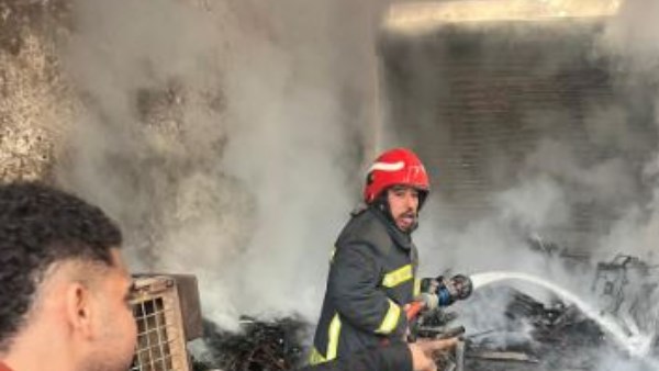 السيطرة على حريق بمخزني خردة