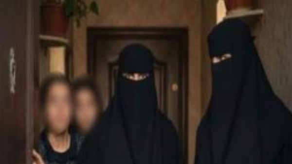  القصة الكاملة لرجلين ارتدا ملابس نسائية ونقابين لسرقة خالة أحدهما