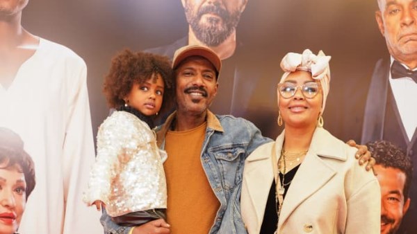 أمير صلاح الدين مع أسرته في العرض الخاص لفيلم «جوازة ولا جنازة»