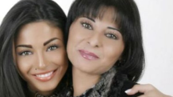 دوللي شاهين و والدتها 