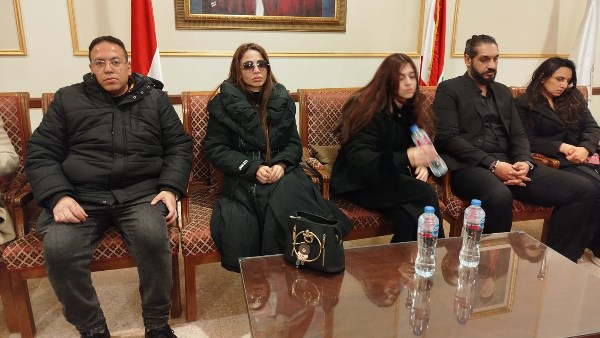 الحزن يسيطر على دوللي شاهين في عزاء والدتها 