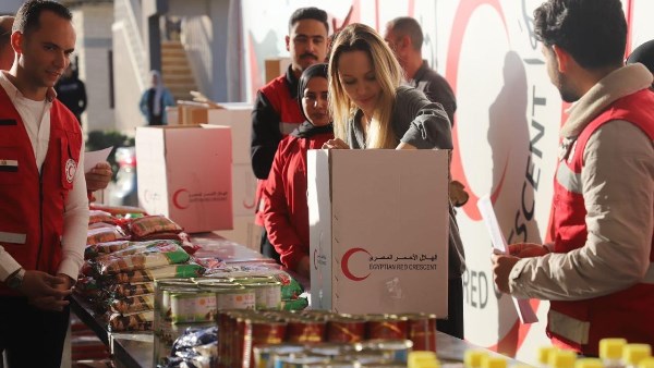 أنجلينا جولي تشارك متطوعي الهلال الأحمر المصري في تعبئة المساعدات الإنسانية لـ غزة وتشيد بجهود مصر 