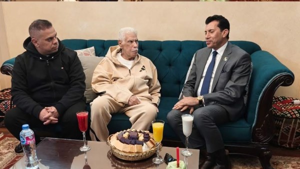 الدكتور أشرف صبحي، وزير الشباب والرياضة في زيارة للكابتن حسن شحاتة