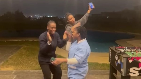 احتفال غير متوقع ..رقص داخل منزل أيمن يونس بعد خسارة منتخب مصر امام نيجيريا