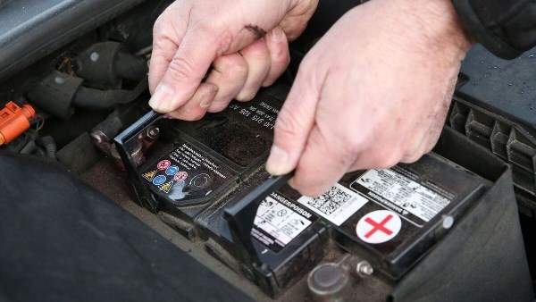 بطارية السيارة.. متى ينبغي استبدالها؟