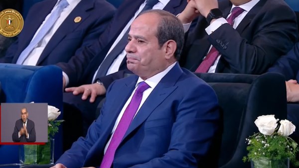 الرئيس السيسي يتأثر أثناء حديث مدبولي عن موقف لطفل انتقل من الحياة في عشة للأسمرات الرئيس السيسي يتأثر أثناء حديث مدبولي عن موقف لطفل انتقل من الحياة في عشة للأسمرات