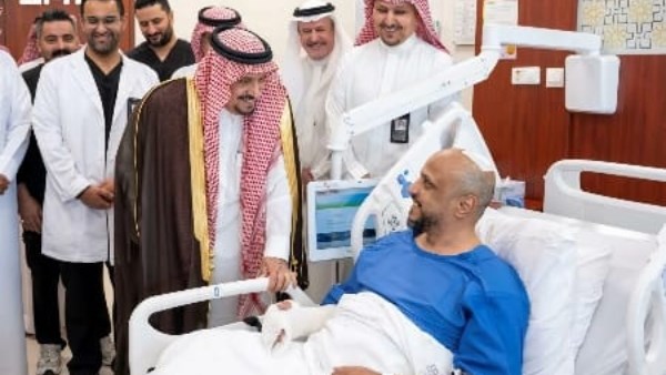 أمير الرياض يزور مصابي الهجوم الحوثي على مطار الملك خالد وينقل تحيات الملك سلمان وولي العهد