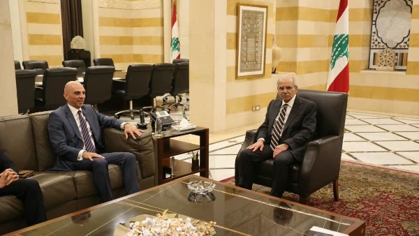السفير تميم خلاف مع رئيس الوزراء اللبناني نواف سلام 