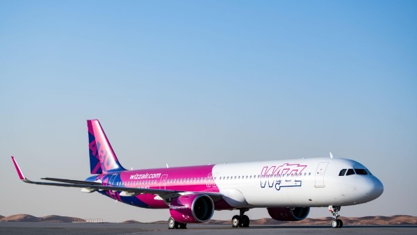 طائرة اير وايز في مطار لندن 