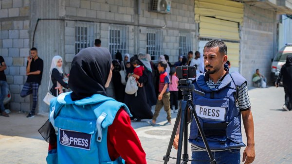 إسرائيل تتمسك بمنع الصحفيين الأجانب من دخول غزة دون مرافقة عسكرية إسرائيل تتمسك بمنع الصحفيين الأجانب من دخول غزة دون مرافقة عسكرية