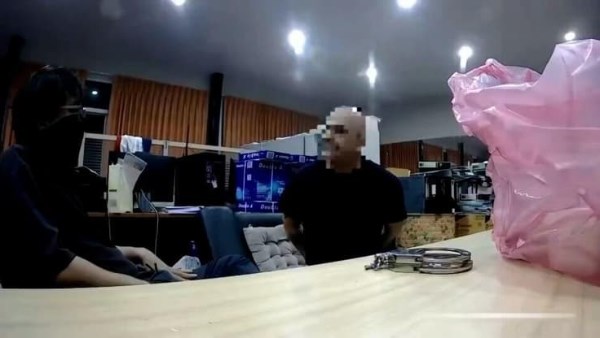 الشرطة التايلاندية تحقق مع إسرائيلي في اتهامات تتعلق بالمخدرات وتصوير نساء سرا