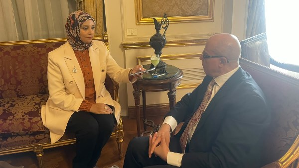 الزميلة أمنية رشاد مع السفير أحمد فاضل يعقوب