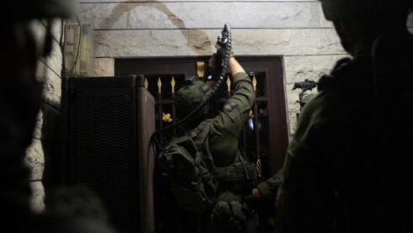 الجيش الإسرائيلي يغلق منازل منفذي هجوم قرب الخليل ويعتقل 12 مشتبهًا