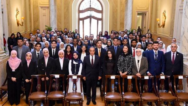 وزير الخارجية يلتقي أوائل الجامعات المصرية ويعلن تنظيم نماذج محاكاة للأزمات الدولية