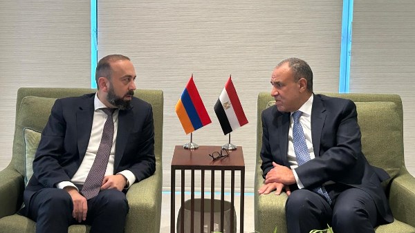 وزير الخارجية يبحث مع نظيره الأرميني تعزيز العلاقات الثنائية والتعاون الاقتصادي والاستثماري