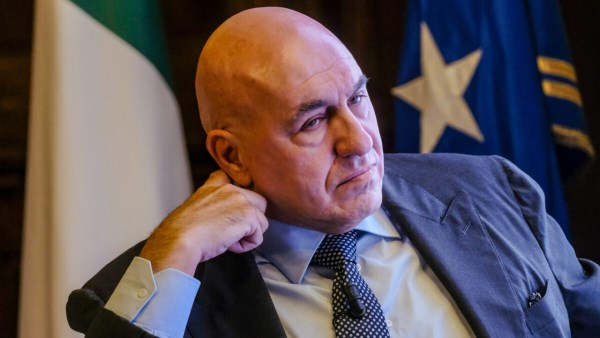  وزير الدفاع الإيطالي