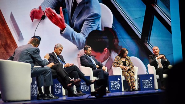  وزير السياحة