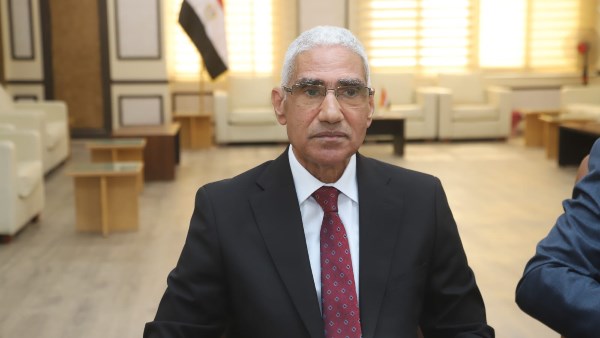 محافظ قنا