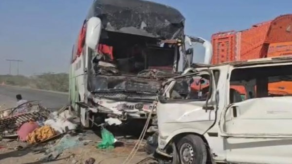  تصادم حافلتين جنوب غربي باكستان