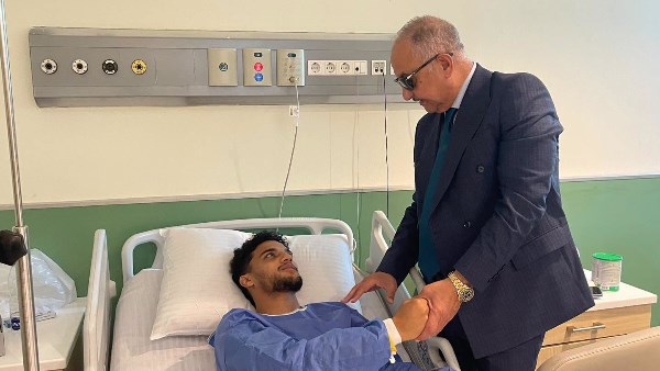 رئيس نادي البنك الأهلي يطمئن على حالة أسامة فيصل عقب جراحة غضروف الركبة رئيس نادي البنك الأهلي يطمئن على حالة أسامة فيصل عقب جراحة غضروف الركبة