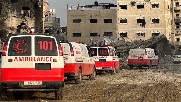 عربات إسعاف تدخل مناطق منكوبة في غزة