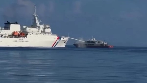 خفر السواحل التايواني يهاجم قارب صيد صيني بمدفع مياه 