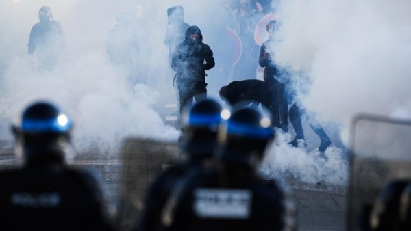 احتجاجات عنيفة للطلبة في فرنسا