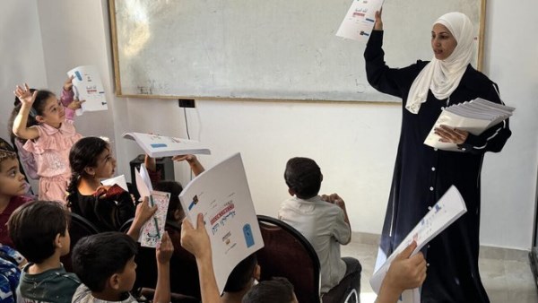 المعلمة الفلسطينية هديل زعرب في إحدى مدارس العريش بسيناء