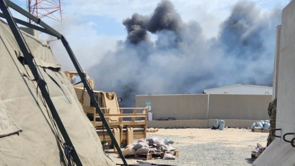 انفجار جراء مسيرة إيرانية استهدفت جنود أمريكيين في ميناء الشعيبة 