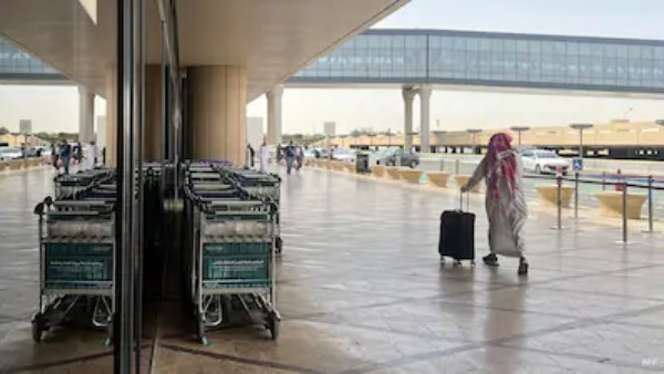 إلغاء واسع للرحلات في مطار الملك خالد بالرياض بعد هجمات الحوثيين