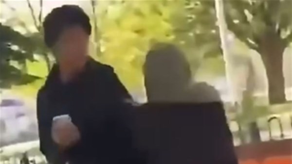 أم مغربية تصفع ابنها وتسحبه من مظاهرة طلابية بفرنسا