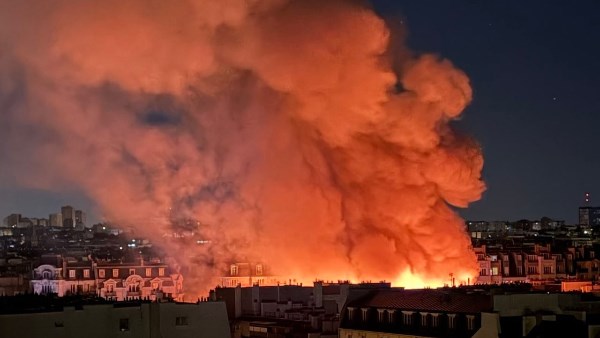حريق يلتهم أقدم متجر أغذية في باريس