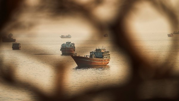 إيران تكثف هجماتها على ناقلات النفط بمضيق هرمز 