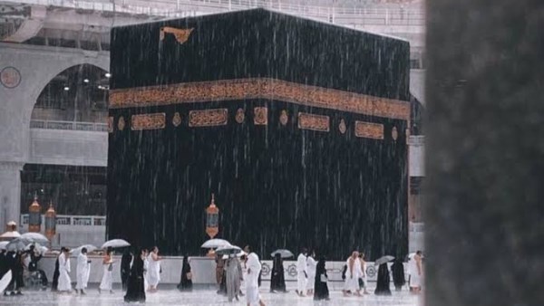 هطول أمطار على الكعبة المشرفة